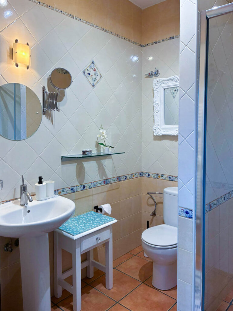 2026-02_schlafzimmer-azul-bad_casa-de-ladera_005