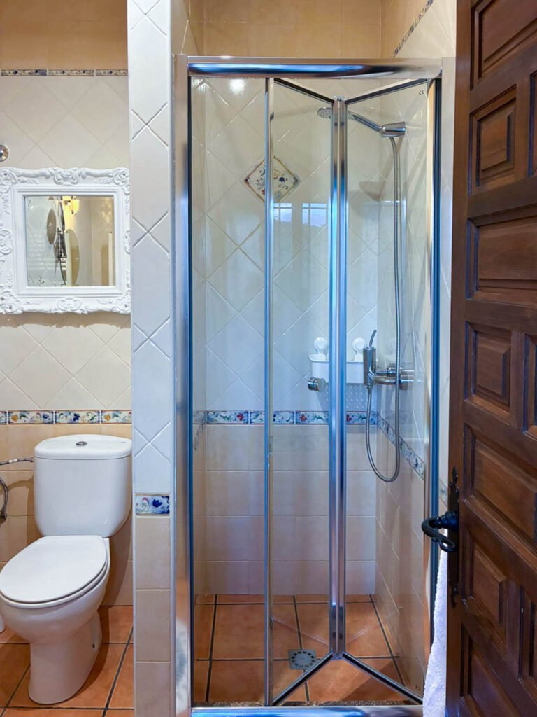 2026-02_schlafzimmer-azul-bad_casa-de-ladera_006