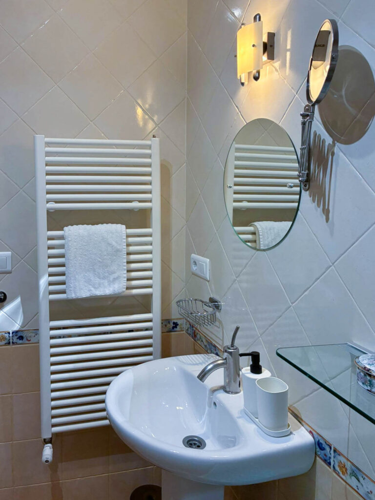 2026-02_schlafzimmer-azul-bad_casa-de-ladera_007