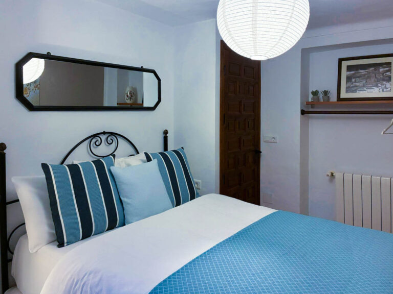 2026-02_schlafzimmer-azul_casa-de-ladera_004