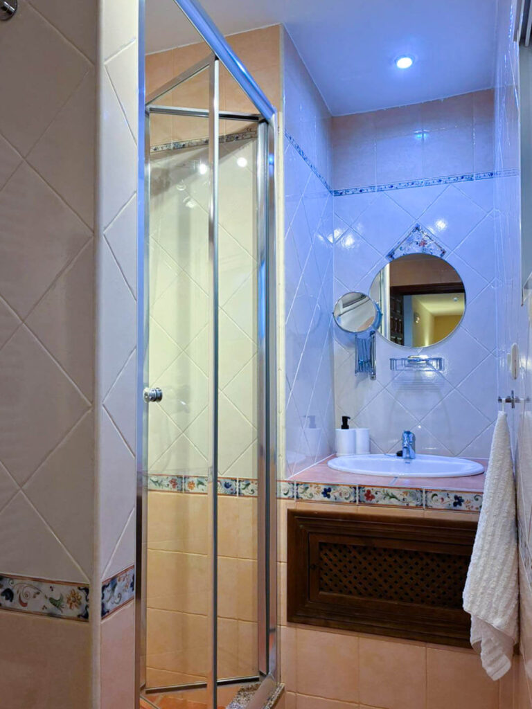 2026-02_schlafzimmer-marron-bad_casa-de-ladera_007