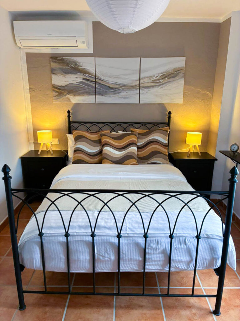 2026-02_schlafzimmer-marron_casa-de-ladera_001