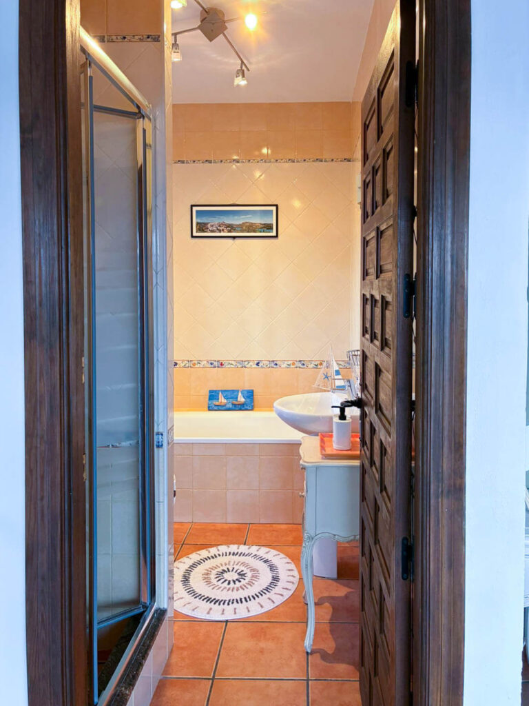 2026-02_schlafzimmer-olivo-bad_casa-de-ladera_008