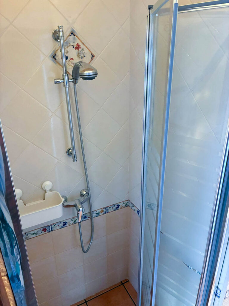 2026-02_schlafzimmer-olivo-bad_casa-de-ladera_009