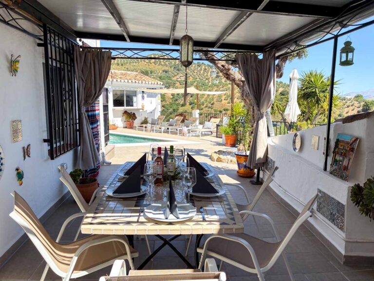 Essbereich der Hauptterrasse mit Blick zum Pool